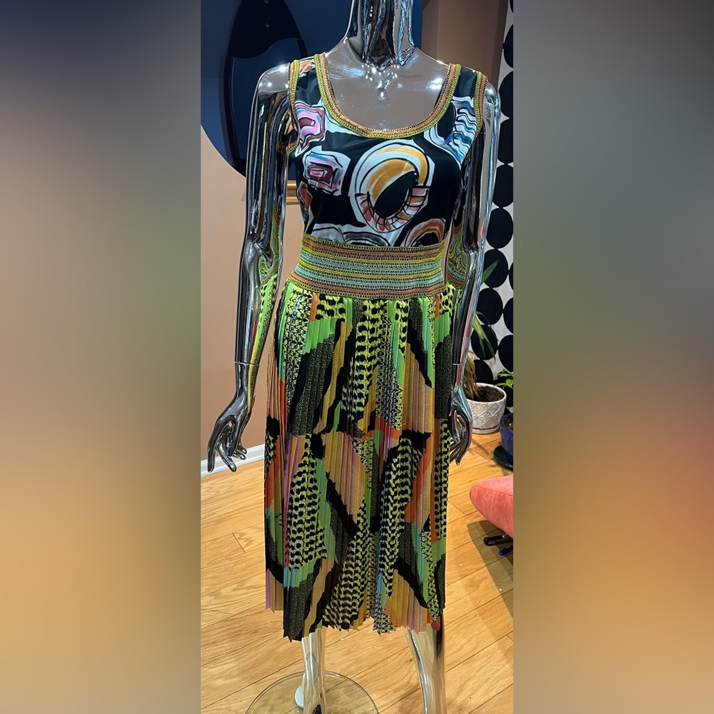 Save The Queen Vibrant dress with Green and Orange Accents